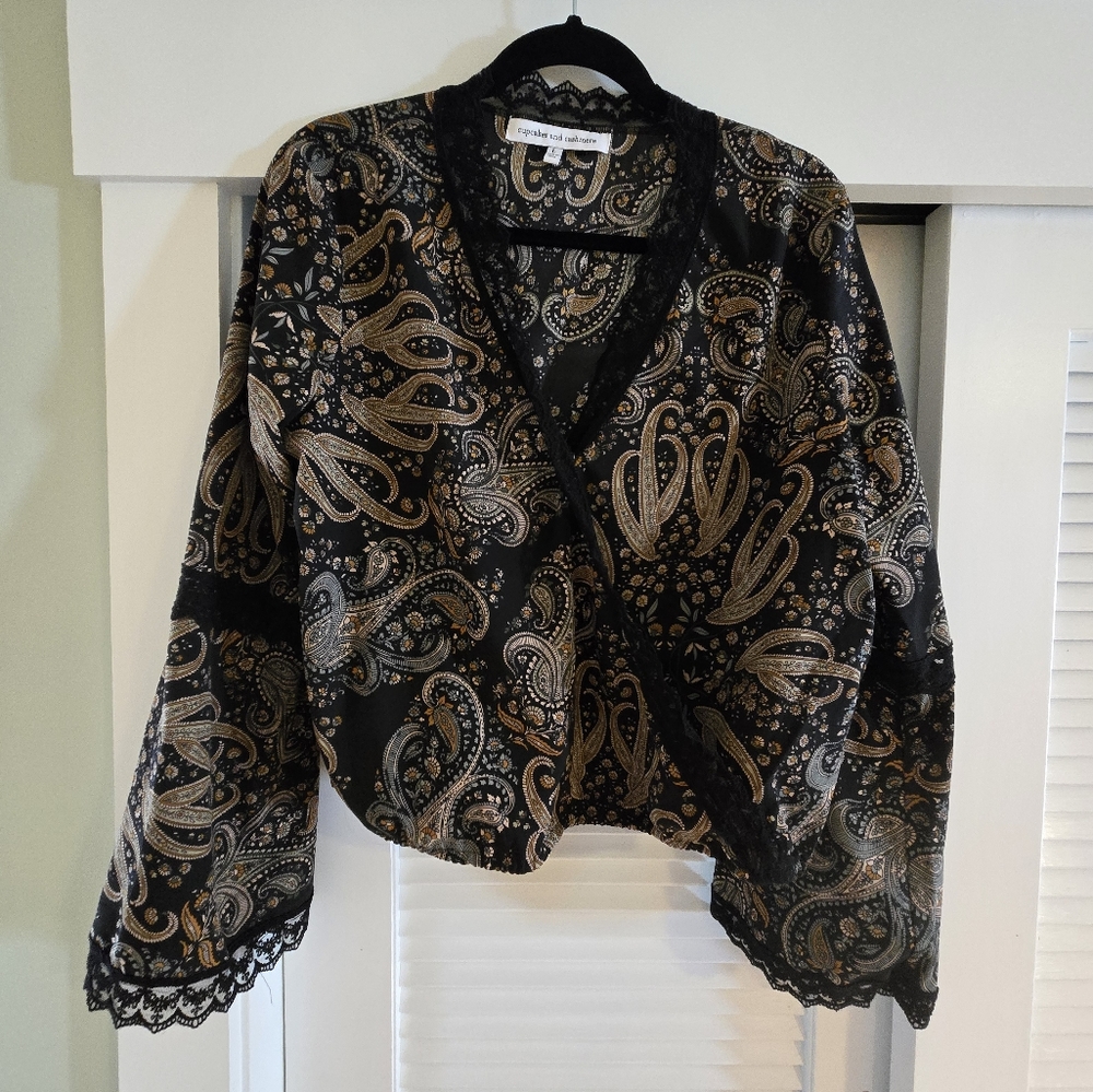 Cupcakes and Cashmere Women's ling sleeve top with lace trim, size L